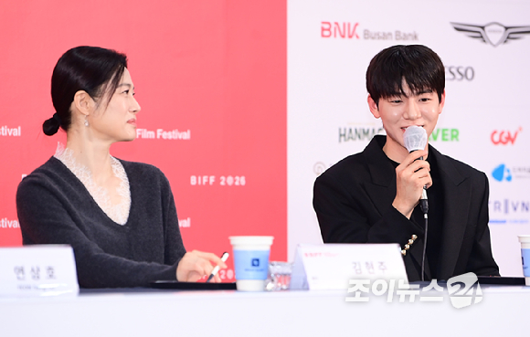 배우 배현성과 김현주가 10일 부산 해운대구 영화의전당에서 열린 제31회 부산국제영화제 '실낙원' 기자회견에 참석하고 있다. [사진=정소희 기자]