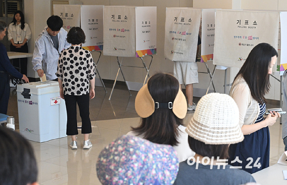 제9회 전국동시지방선거 및 국회의원 재&middot;보궐 선거가 시작된 3일 서울 광진구 기아자동차 대공원대리점에 마련된 투표소에서 시민들이 투표를 하고 있다. [사진=곽영래 기자]