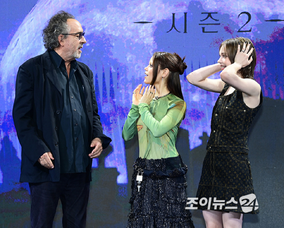 (왼쪽부터)팀 버튼 감독-배우 제나 오르테가-에마 마이어스가 11일 오전 서울 종로구 포시즌스 호텔에서 열린 넷플릭스(Netflix) 시리즈 '웬즈데이' 시즌2 기자간담회에 참석하고 있다. [사진=정소희 기자]