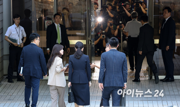 자본시장과 금융투자업에 관한 법률 위반, 정치자금법 위반, 특정범죄 가중처벌 등에 관한 법률 위반(알선수재) 등의 혐의를 받는 윤석열 전 대통령 부인 김건희 씨가 12일 오전 서울 서초구 서울중앙지법에서 열린 구속 전 피의자 심문(영장실질심사)에 출석하고 있다. [사진=사진공동취재단]