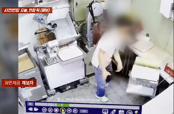 한 직원이 출근 첫날 가불을 해달라고 요구하다가 거절당하자 매장의 물건들을 파손하는 등 소란을 피웠다는 자영업자의 사연이 전해졌다. 사진은 직원이 행패를 부리는 모습. [사진=JTBC]