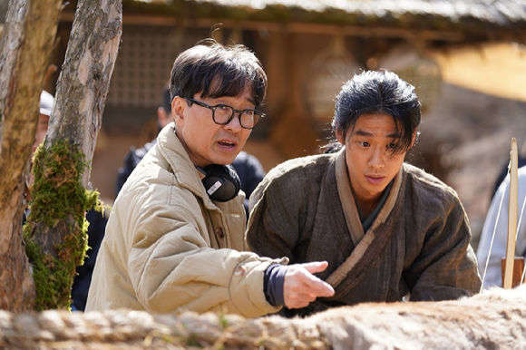 장항준 감독과 유해진이 '왕과 사는 남자' 촬영장에서 대화를 나누고 있다. [사진=(주)쇼박스]