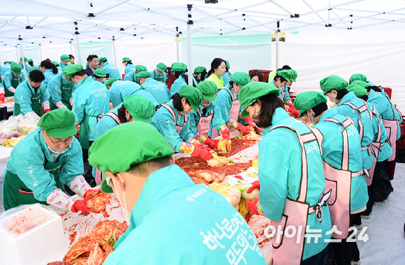 하나금융그룹이 11일 오전 서울 중구 하나금융그룹 명동사옥에서 2024년 모두하나데이 사랑의 김장 나눔 행사를 개최했다. 참석자들이 김장을 하고 있다. [사진=정소희 기자]