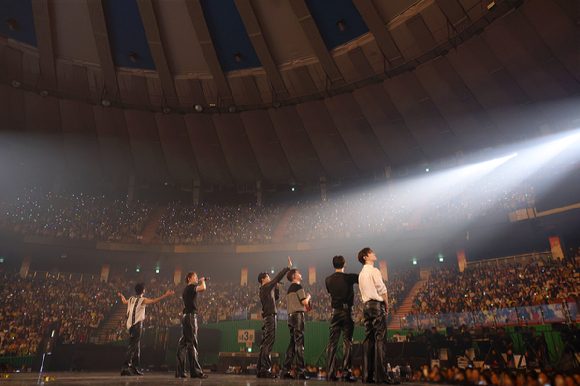 그룹 2PM이 10일 서울 송파구 잠실실내체육관에서 15주년 콘서트 'It's 2PM'를 열고 무대를 펼치고 있다. [사진=JYP엔터테인먼트]