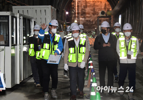 원희룡 제20대대통령직인수위원회 기획위원장이 21일 오전 서울 성동구 광역급행철도(GTX) A노선 6공구 건설현장을 방문해 공사 진행상황을 청취하고 있다. [사진=인수위사진기자단]