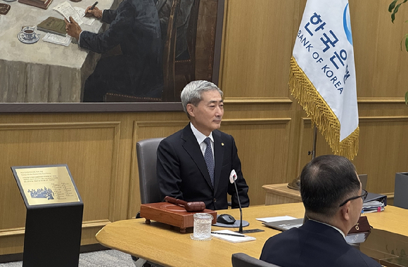 신현송 한국은행 총재가 27일 서울 중구 한국은행에서 열린 금융통화위원회 본회의를 주재하고 있다. [사진=임우섭 기자]