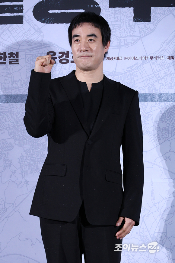 배우 배성우가 9일 오전&nbsp;서울 CGV 용산아이파크몰점에서 열린 영화 '끝장수사'(감독 박철환) 제작보고회에 참석해 포즈를 취하고 있다. [사진=문수지 기자]