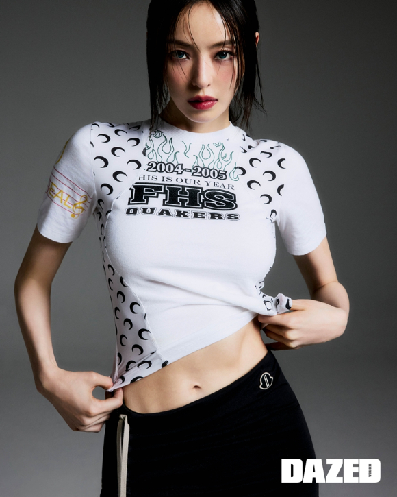 배우 이다희가 화보 촬영에서 포즈를 취하고 있다. [사진=데이즈드 코리아]