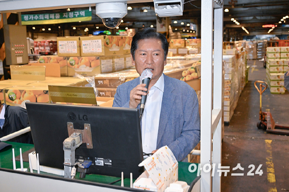 정청래 더불어민주당 대표가 25일 추석맞이 물가점검을 위해 서울 송파구 가락동 농수산물도매시장을 방문하고 있다. 왼쪽부터 문영표 서울시농수산식품공사 사장, 정 대표, 송미령 농림축산식품부 장관, 전현희 더불어민주당 최고위원. [사진=국회사진기자단]