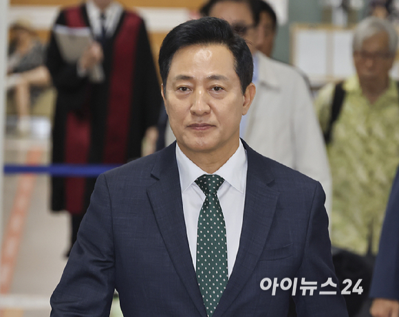 오세훈 서울시장이 4일 서울 서초구 서울고등법원에서 열린 '명태균 여론조사 대납 의혹 사건' 2심 속행 공판에 출석하고 있다. [사진=곽영래 기자]
