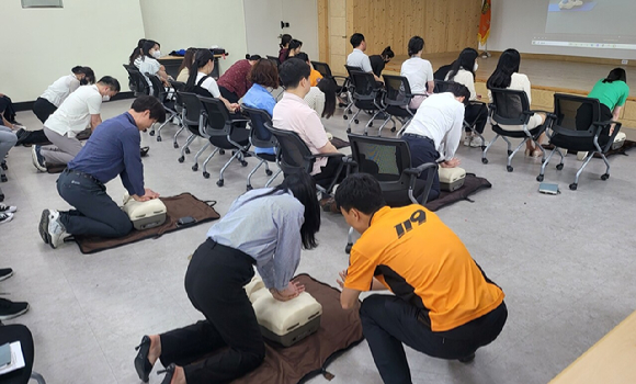 JT저축은행 임직원들이 분당소방서에서 응급처치 집체교육을 받고 있다. [사진=JT저축은행]
