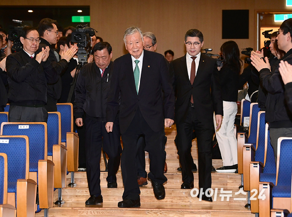 이중근 부영그룹 회장이 5일 서울 중구 세종대로 부영태평빌딩에서 열린 2026년 부영그룹 시무식 및 출산장려지원 행사에서 출산장려지원금 혜택을 받은 직원 자녀에게 인사하고 있다. [사진=정소희 기자]