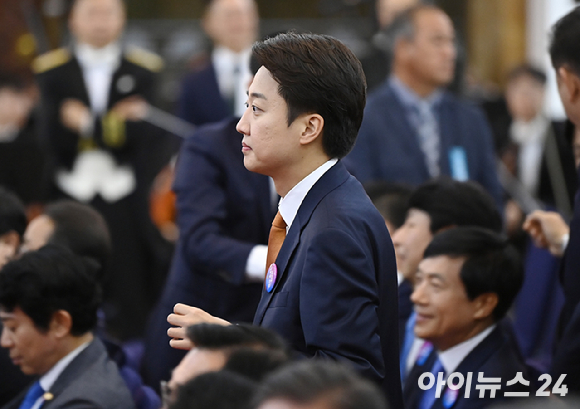 이준석 개혁신당 대선후보가 지난 3일 서울 여의도 국회 의원회관에 마련된 제21대 대통령선거 개표상황실을 방문해 입장을 밝히고 있다. [사진=곽영래 기자]
