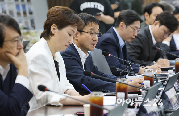 한병도 더불어민주당 3대 메가프로젝트 지원 특별위원회 위원장이 11일 경기도 용인시 처인구 용인 국가산단에서 열린 3대 메가프로젝트 지원 특위 현장 간담회에서 인사말을 하고 있다. [사진=국회사진기자단 ]