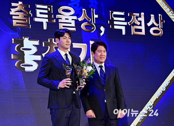 출루율상, 득점상을 수상한 LG 홍창기가 27일 오후 서울 중구 웨스틴 조선 서울에서 열린 '2023 KBO 시상식'에서 기념촬영을 하고 있다. [사진=곽영래 기자]