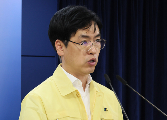 정부가 지난달 26일 국가정보자원관리원(국정자원) 화재로 마비된 행정서비스 복구작업에 나선 가운데 지난 1일 서울 한 주민센터에 행정정보시스템 일부 중단 안내문이 붙어있다. [사진=연합뉴스]