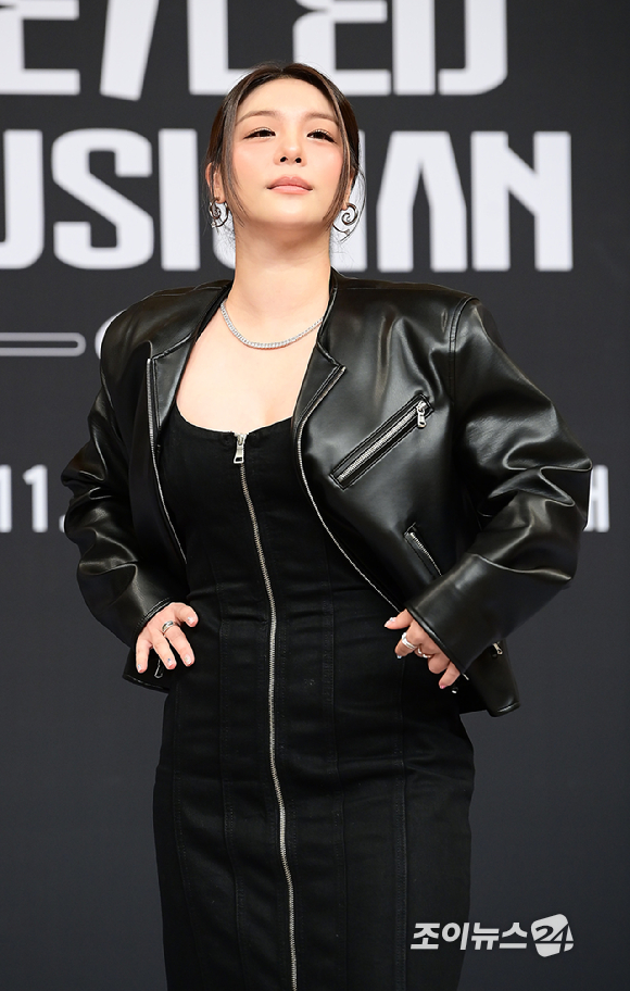 가수 에일리가 12일 오후 서울 양천구 목동 SBS사옥에서 열린 SBS 스튜디오 프리즘 신규 예능 '베일드 뮤지션' 한국편 제작발표회에 참석하고 있다. [사진=정소희 기자]