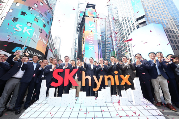 최태원 SK그룹 회장, 곽노정 SK하이닉스 CEO 사장 등 주요 경영진이 SK하이닉스가 나스닥 ADR 거래를 개시된 10일(현지시간) 미국 뉴욕 타임스퀘어 나스닥 타워 앞에서 기념 촬영을 하고 있다. 2026.7.11 [사진=연합뉴스]
