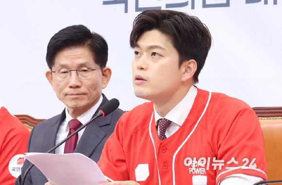 김문수 국민의힘 대선 후보가 15일 국회에서 긴급 기자회견을 열고 발언하고 있다. [사진=곽영래 기자]