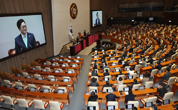 우원식 국회의장이 2일 국회 본회의장에서 열린 2월 임시회 개회식에서 개회사하고 있다. [사진=연합뉴스]