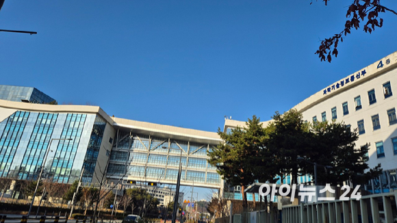 서울아산병원에서 열린 ‘건강정보 고속도로 사업’ 홍보 부스에서 환자들이 본인의 진료기록을 열람하고 공유하는 방법을 배우고 있다. [사진=서울아산병원]