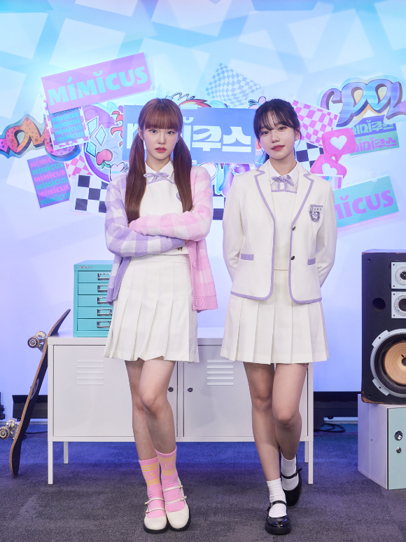 그룹 우아 나나, 가수 조유리가 22일 온라인으로 진행된 플레이리스트 드라마 '미미쿠스' 제작발표회에 참석해 포즈를 취하고 있다. [사진=플레이리스트]