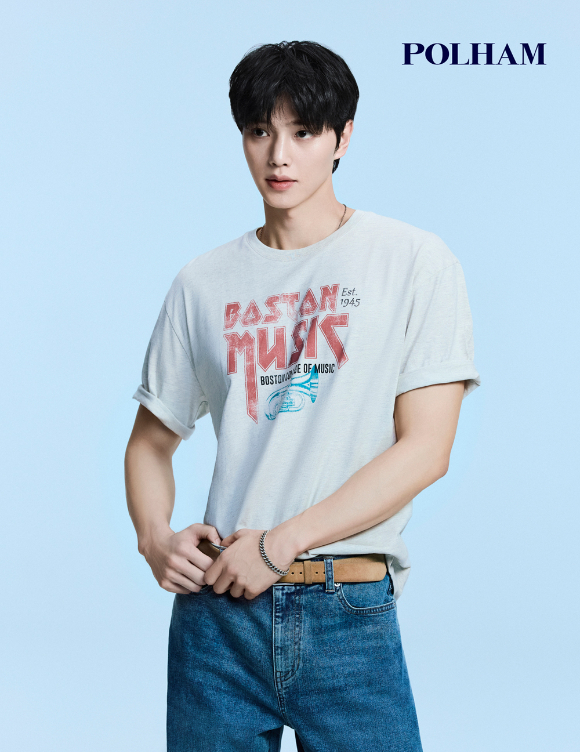 배우 송강이 광고 브랜드 촬영에서 포즈를 취하고 있다. [사진=폴햄]