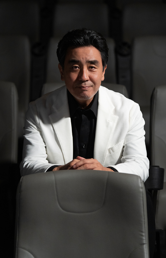 배우 류승룡이 영화 '비광' 인터뷰에 앞서 포즈를 취하고 있다. [사진=(주)플레이그램]