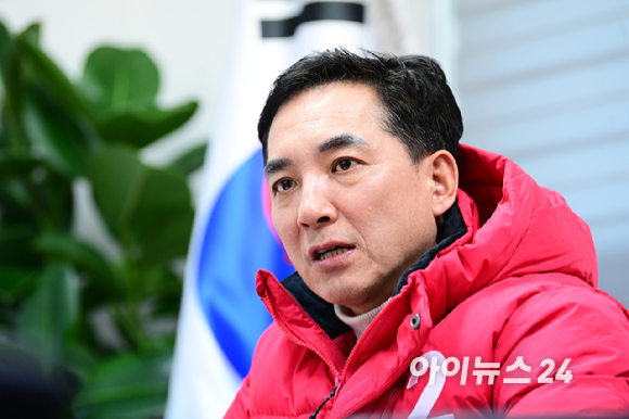 무소속 한동훈 부산 북갑 국회의원 보궐선거 예비후보가 4일 오후 부산 구포동 북구선거관리위원회에 예비후보 등록을 위해 이동하고 있다. 2026.5.4 [사진=연합뉴스]
