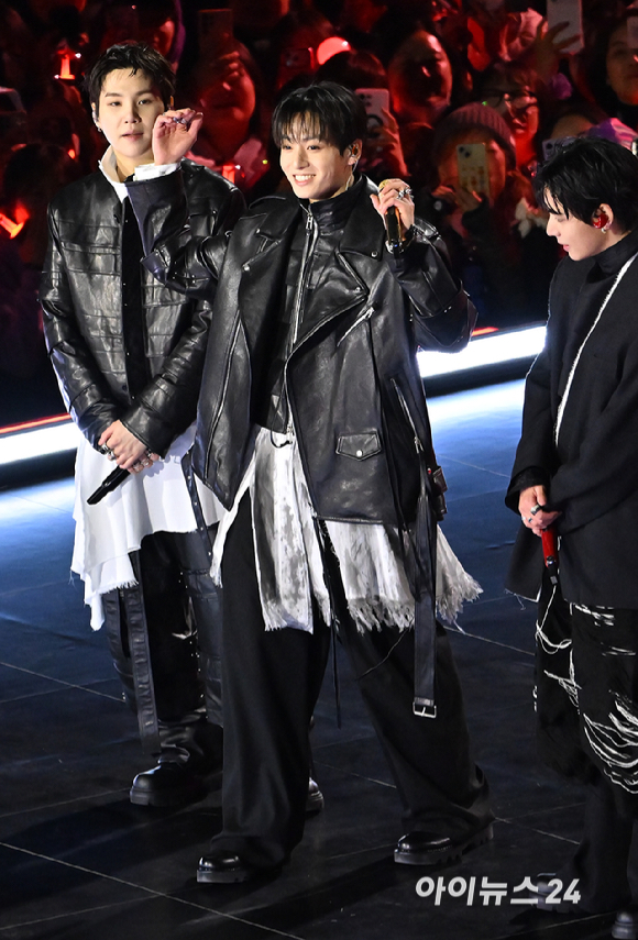 방탄소년단(BTS)이 21일 오후 서울 광화문 광장에서 정규 5집 '아리랑(ARIRANG)' 앨범 발매를 기념해 컴백 무대를 선보이고 있다. [사진=사진공동취재단]