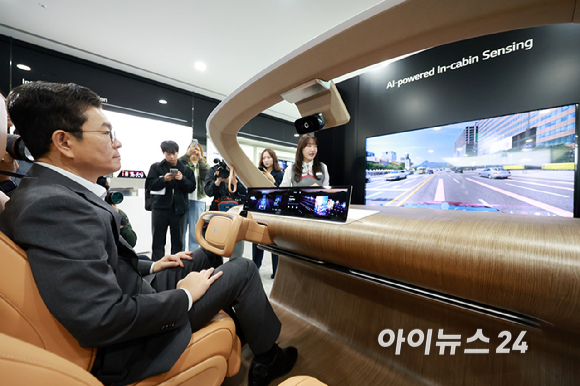 정원오 더불어민주당 서울시장 후보가 11일 서울 마곡동 LG사이언스파크를 방문해 LG AI연구원이 개발한 첨단 운전자 모니터링 시스템 체험을 하고 있다. [사진=국회사진기자단]