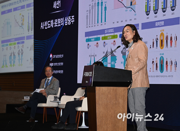 AI 3대 강국 어떻게 만들 것인가’라는 주제로 23일 서울 여의도 FKI타워에서 열렸다. 한재권 한양대학교 ERICA캠퍼스 로봇공학과 부교수가 AI·반도체·로봇의 삼중주라는 주제로 발표를 하고 있다. [사진=곽영래 기자]