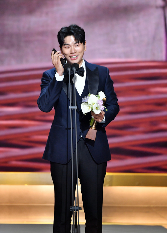 배우 이이경이 지난해 여의도 KBS에서 열린 '2021 KBS 연기대상'에서 조연상을 수상한 후 수상소감을 전하고 있다. [사진=KBS]