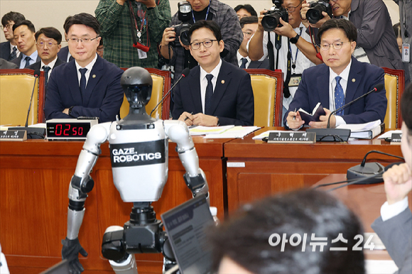 6일 서울 여의도 국회에서 열린 과학기술정보통신부 등에 대한 국정감사에서 중국산 휴머노이드 로봇 시연을 하고 있다. [사진=곽영래 기자]