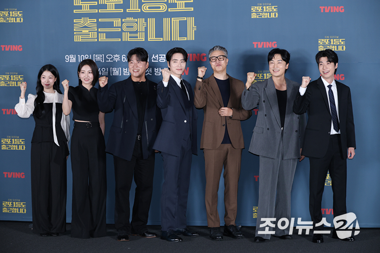 배우 백예인, 하율리, 오대환, 이준혁, 윤영빈 감독, 배우 서현우, 홍진기가 8일 오전 서울 용산구 CGV 용산아이파크몰점에서 진행된 티빙 오리지널 '로또 1등도 출근합니다' 제작발표회에 참석해 포즈를 취하고 있다. [사진=문수지 기자]