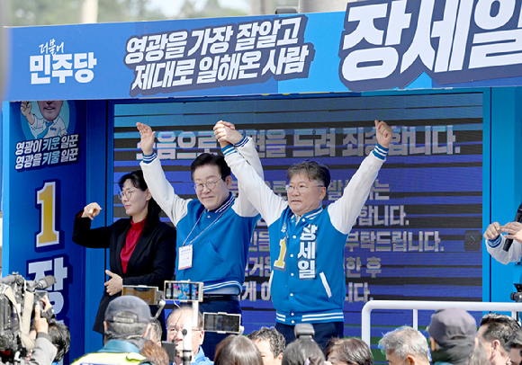 10·16 전남 영광군수 재선거 사전투표를 하루 앞둔 10일 오전 전남 영광군청 사거리에서 더불어민주당 이재명(가운데) 대표가 장세일 영광군수 후보의 지지를 호소하고 있다. 2024.10.10. [사진=뉴시스]