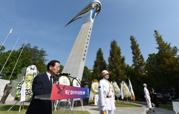 유정복 인천광역시장이 11일 월미공원 해군 첩보부대 충혼탑에서 열린 추모식에서 추모사를 하고 있다. [사진=인천시]