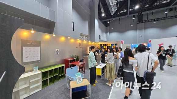 11일 마곡 강서구 코엑스마곡에서 열린 2025 마곡리빙디자인페어를 찾은 방문객들이 부스를 둘러보고 있다. [사진=진광찬 기자]