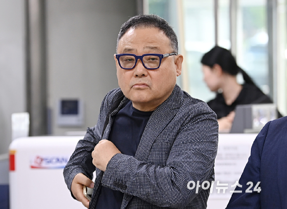김건희에게 3990만 원 상당의 명품 시계를 전달한 혐의를 받는 서성빈 드론돔 대표가 26일 서울 서초구 서울중앙지방법원에서 열린 김건희 '매관매직' 혐의 1심 선고 공판에 출석하고 있다. [사진=곽영래 기자]