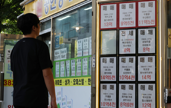 서울 은평구 한 부동산 중개업소에 붙은 매물 모습 [사진=연합뉴스]