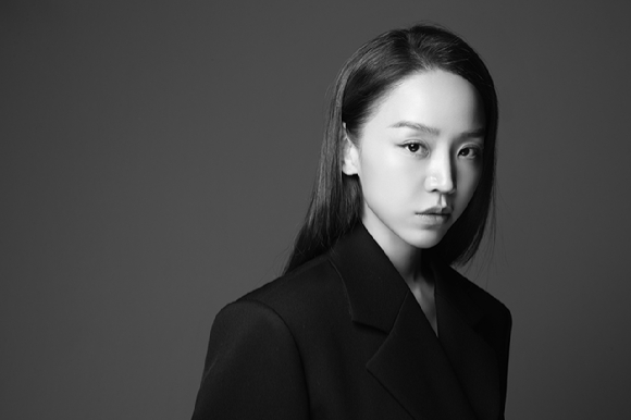 배우 신혜선이 영화 '타겟'(감독 박희곤) 인터뷰에 앞서 포즈를 취하고 있다. [사진=아이오케이컴퍼니]
