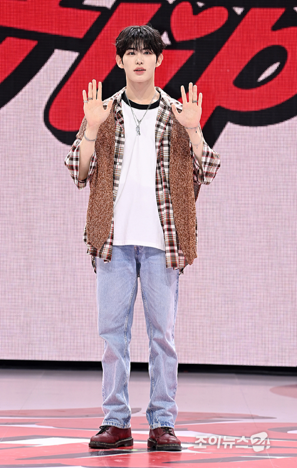 그룹 킥플립(KickFlip) 민제가 22일 오전 서울 광진구 예스24 라이브홀에서 열린 세 번째 미니 앨범 'My First Flip'(마이 퍼스트 플립) 발매 기념 쇼케이스에서 포토타임을 갖고 있다. [사진=곽영래 기자]
