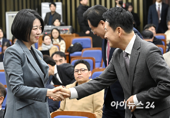 국민의힘 장동혁 대표와 배현진 의원이 23일 서울 여의도 국회에서 열린 의원총회에서 악수를 하고 있다. [사진=곽영래 기자]