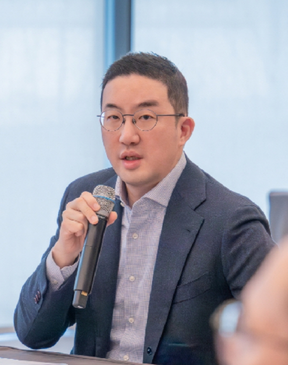 구광모 LG 대표가 25일 서울 남산 리더십센터에서 사장단과 회의를 하고 있다. [사진=LG]