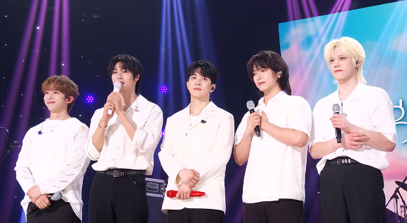밴드 엔플라잉이 KBS 2TV 뮤직 토크쇼 '더 시즌즈-박보검의 칸타빌레'에 출연해 인사를 전하고 있다. [사진=KBS]
