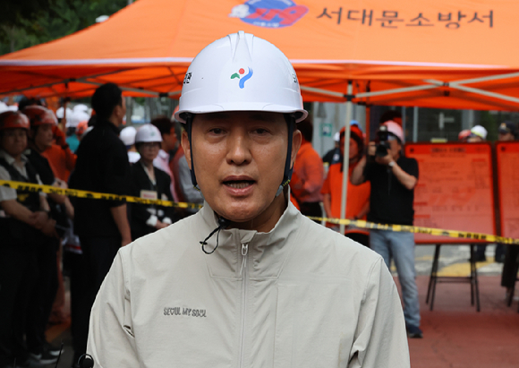 오세훈 국민의힘 서울시장 후보가 26일 서울 서대문구 서소문 고가차도 붕괴 사고 현장에서 발언하고 있다. [사진=연합뉴스]