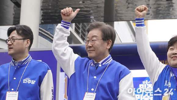 이재명 더불어민주당 대표가 28일 서울 용산역 광장에서 열린 더불어민주당 정권심판·국민승리 선대위 출정식에서 연단에 올라 인사하고 있다.   [사진=라창현 기자]