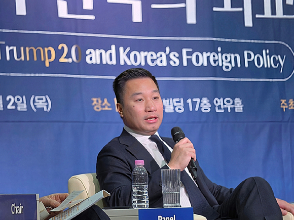 2일 세종연구소에서 개최된 제41회 세종국가전략포럼에서 발언 중인 알렉스 웡 한화그룹 CSO. [사진=한화에어로스페이스]