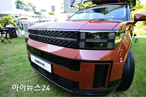 8일 경기도 파주시 미메시스 아트 뮤지엄에서 '디 올 뉴 싼타페&rsquo; 미디어 설명회가 열렸다.이번에 공개된 신형 싼타페는 2018년 4세대 출시 이후 5년 만에 새롭게 탄생한5세대 모델로 도심과 아웃도어 라이프를 모두 아우르는 현대차 대표 중형 SUV다. [사진=곽영래 기자]