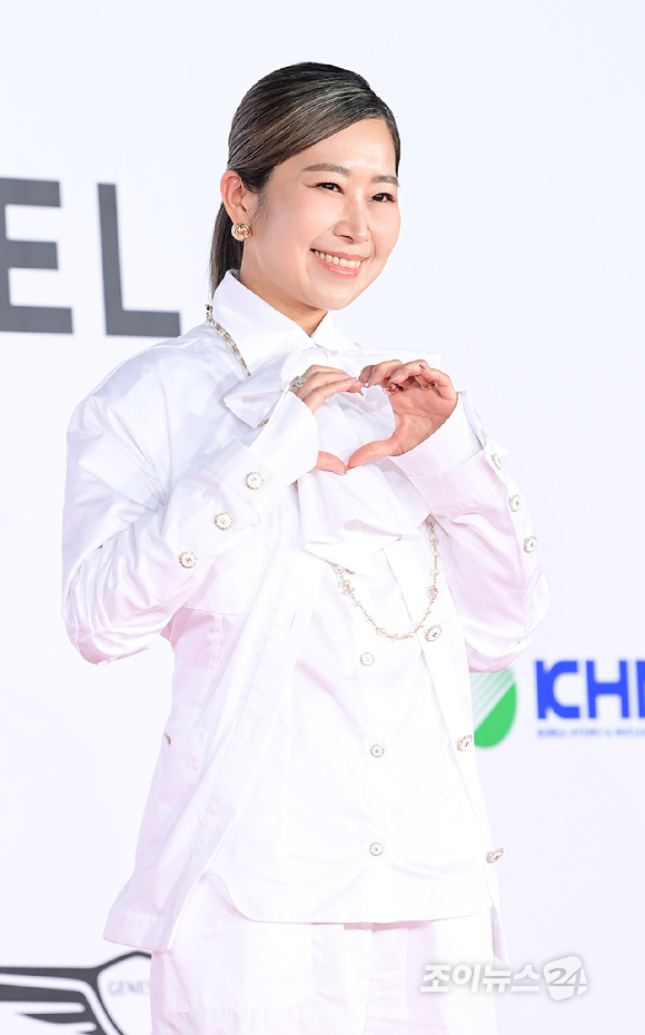 '케이팝데몬헌터스' 메기강 감독이 17일 오후 부산광역시 해운대구 영화의 전당에서 열린 제30회 부산국제영화제 개막식 레드카펫 행사에 참석하고 있다. [사진=정소희 기자]